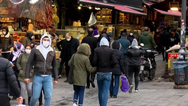 Alveri dnda gezmek iin gelenler de youn kalabalk oluturdu.