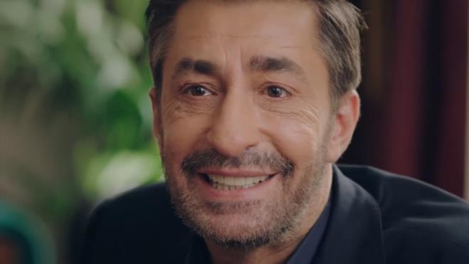 'ZLEYCLER BUNU RENMEK N 24 BLM BEKLED'  <P>  Krmz Oda dizisinin yaynlanan son blmnde Binnur Kaya'nn canlandrd Doktor Hanm'n ismi belli oldu. Doktor Hanm ile Delikanl Sadi arasnda geen diyalogda Sadi kzlarnn ismini aklad. Sadi kzlarnn imsinin Yasemin, Nilfer ve Lale olduunu syleyince Doktor Hanm da isminin "Manolya" olduunu dile getirdi.