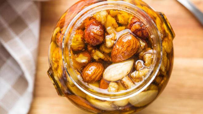 Rafine eker yerine bal kullann<br>  Arya kamadan tketilen baln akam saatlerinde ay ve kahveye elik eden endstriyel attrmalklara iyi bir alternatif olduunu belirten Bal Uzman Aksoy, &#8220;Akam saatlerinde ay ve kahve ile tketilen ilenmi ekerli attrmalklar, tatl ihtiyacn ksa sreliine giderse de gelecek yllar iin byk tehlike arz eder.