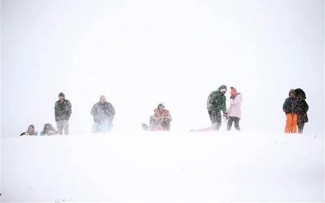 Edirne  <br>  Edirne ve baz ilelerinde etkisini artran kar ya nedeniyle yz yze eitime bir gn ara verilmesi kararlatrld.    Yaan kar nedeniyle Hfzshha Kurullar merkez ile ile Kean, Enez, psala, Uzunkpr ve Havsa ilelerine bal ky okullarnda yarn balamas planlanan eitime 1 gn ara verilmesi karar ald.    Lalapaa ve Meri ileleri ile ilgili kararn ise akam saatlerinde belirlenecek.