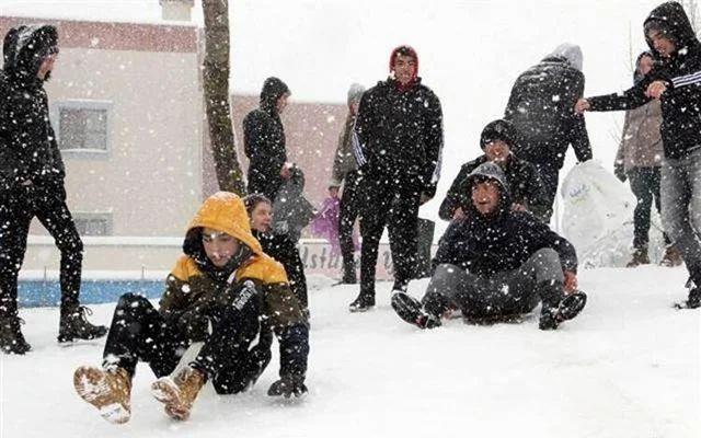 Sinop<br>    Sinop Valiliinden yaplan yazl aklamada; il genelinde 15 ubat Pazartesi gn youn kar ya beklendiinden kentteki resmi ve zel tm okullarda yz yze eitime bir gn sreyle ara verildii belirtildi.    Aklamada; tm snflarda eitime uzaktan devam edilecei kaydedildi.