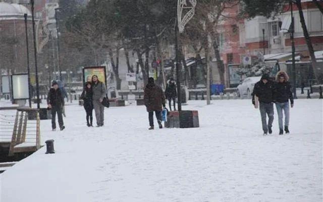 Bolu<br>    Bolu Valisi Ahmet mit, sosyal medya hesabndan yapt aklamada; kararn kentte yaanmas muhtemel youn kar ya ve buzlanma sebebiyle alndn belirtti.    mit, il ve ilelerinde grevli tm engelli ve hamile kamu alanlarnn 2 gn sreyle idari izinli saylmalarna karar verildiini de duyurdu.