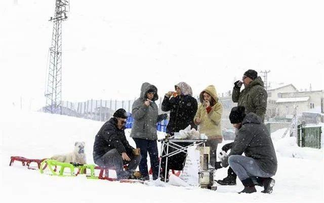 Bursa  <br>  Bursa Valiliinden yaplan aklamaya gre; l Umumi Hfzsshha Kurulunda kar ya ve ulam alannda oluabilecek riskler deerlendirildi.    Toplantda bir dizi kararn alnd belirtilen aklamada yle denildi:    "Yz yze eitime balamasna karar verilen resmi ve zel okullar ile Diyanet leri Bakanlna bal yatl ve gndzl Kuran kurslarnn yz yze eitime balama kararnn 2 gn ertelenmesine, yz yze eitimin ertelendii okullarmzda eitime uzaktan eitim yoluyla devam edilmesine, zel eitim rehabilitasyon merkezlerinde de eitime 2 gn ara verilmesine karar verilmitir."