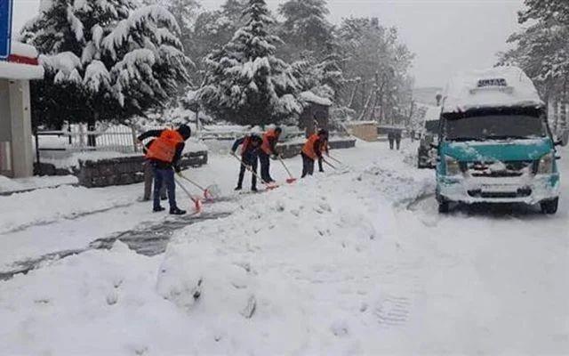 Yalova  <br>  Yalova'da baz okullarda pazartesi gn balamas planlanan yz yze eitimin kar ya nedeniyle 2 gn ertelendii bildirildi.    l Milli Eitim Mdrlnden yaplan aklamada; olumsuz hava koullar nedeniyle il genelinde tamal ve ky okullarnda eitime ara verildii belirtildi.    Aklamada, "limizde yaanan olumsuz hava koullarndan dolay il genelinde tamal eitim ile eitime devam edecek rencilerin eitim grd ky okullarnda 15 ve 16 ubat tarihlerinde eitime 2 gn ara verilmitir" denildi.