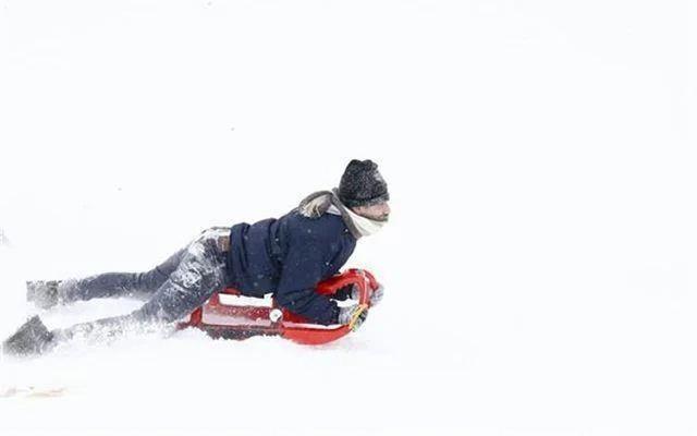 Balkesir<br>    Balkesir Valisi Hasan ldak, sosyal medya hesabndan yapt aklamada, kar yann devam etmesi ve ulamda aksamalar oluabilecei ihtimali zerine pazartesi balamas planlanan resmi ve zel anaokulu, ilkokul ve ortaokullarn eitim faaliyetlerinin 1 gn ertelendiini bildirdi.    Bu okullarda yz yze eitiminin 16 ubat Sal gn balayacan belirten ldak, "Ayrca hamile, engelli ve kronik rahatszl bulunan kamu personelimiz 1 gn sreyle idari izinli saylacaktr. Btn rencilerimize salk ve baar diliyorum" ifadelerini kulland.