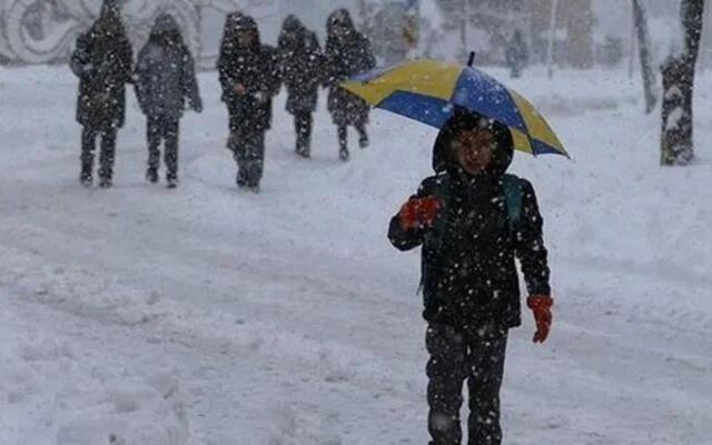 Uak  <br>  Uak Valiliinden yaplan yazl aklamada; pazartesi gnnn ilk saatlerinden itibaren ani ve sert scaklk dleriyle birlikte kar yann balayaca ve yan akam saatlerine kadar devam etmesinin beklendii belirtildi.    Aklamada u ifadelere yer verildi:    "15 ubat Pazartesi gn yz yze eitime balayacak olan Milli Eitim Bakanlna bal il merkezi ve ilelerimizdeki zel ve resmi okullarda, zel eitim ve rehabilitasyon merkezlerinde, zel eitim kurslarnda, muhtelif kurslarda, resmi ve zel okullarda devam etmekte olan destekleme ve yetitirme kurslarnda eitim ve retime bir gn sreyle ara verilmitir. Ayrca kamu kurum ve kurulularnda grevli personelden engelli, hamile ve kronik rahatszl olan memur ve dier kamu grevlileri, 15 ubat Pazartesi bir gn sreyle idari izinli saylacaktr."