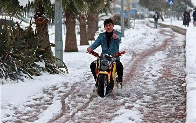 Ktahya  <br>  Ktahya Valisi Ali elik, pazartesi gn balamas planlan yz yze eitimin kar ya nedeniyle 1 gn ertelendiini bildirdi.    elik, sosyal medya hesabndan yapt aklamada, "limizde gerekleen kar yann devam edecei ngrldnden ulamdaki aksamalar gz nne alnarak 15 ubat Pazartesi gn yz yze eitime balayacak resmi ve zel anaokulu, ilkokul ve ortaokullarmzn eitim faaliyetleri ilimiz genelinde 1 gn sreyle ertelenmitir" bilgisini verdi.