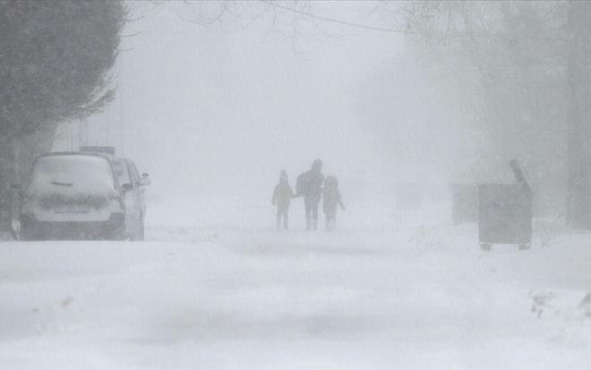 stanbul<br>    stanbul Valisi Ali Yerlikaya, kar ya ve frtna nedeniyle btn eitim kurumlarnda yz yze eitime 17 ubat'a kadar ara verildiini bildirdi.    Buna gre; stanbul'da Adalar, Arnavutky, atalca, Eypsultan, Pendik ve Silivri ilelerinin hfzsshha kurullarnn ald kararlar gereince ilk/orta ve imam hatip ortaokulu olmak zere toplam 73 okulda 4 bin 961 rencinin 15 ubat itibaryla yz yze eitime balamasnn kararlatrldn anmsatan Yerlikaya, u bilgileri verdi:    "Son aldmz meteoroloji verilerine gre; hemehrilerimizin ve rencilerimizin olumsuz hava koullar sebebiyle maduriyet yaamamas iin resmi-zel tm okullar, halk eitim merkezleri, olgunlama enstitleri, zel retim kurslar, motorlu tat src kurslar, zel eitim ve rehabilitasyon merkezlerimiz, resmi okullardaki destekleme ve yetitirme kurslarmz ile zel okullardaki takviye kurslarmz da dahil olmak zere btn eitim kurumlarnda yz yze eitim faaliyetlerine 17 ubat aramba gnne kadar ara verilmitir. Kamu kurum ve kurulularnda alan malul ve engellilerimiz, kronik hastal bulunanlar ve hamile personelimiz de ayrca bir talimat veya talebe gerek kalmakszn, belirlenen tatil sresince idari izinli saylacaklardr. Olumsuz hava artlar nedeniyle ilgili kurumlarmzn tm ekipleri 24 saat grev banda olacak. Sizlerden, zellikle ulamda oluabilecek tehlikelere kar son derece dikkatli ve tedbirli olmanz bekliyoruz."