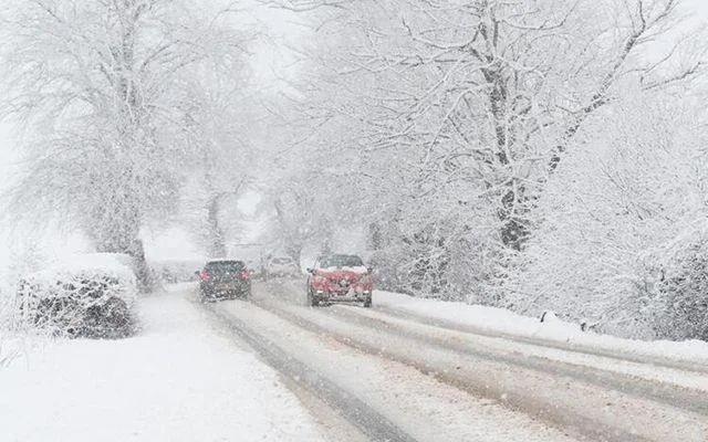 Dzce  <br>  Dzce Valiliinden yaplan aklamaya gre; l Umumi Hfzsshha Meclisi, Vali Cevdet Atay bakanlnda olaanst topland.    Kentteki kar yann younlaarak devam etmesinin beklendii belirtilen aklamada u ifadelere yer verildi:    "limizde devam eden kar ya nedeniyle buzlanma, ulamda aksama ve don olay gibi olumas muhtemel risklerden dolay 15-16 ubat'ta il merkezinde ve tm ilelerdeki resmi ve zel ana okullarnn, ilkokullarn, ortaokullarn yz yze eitime balama faaliyetlerinin 2 gn sre ile ertelenmesine ve okullarmzda uzaktan eitime devam edilmesine oy birlii ile karar verilmitir."    Aklamada; rehabilitasyon merkezleri, kre ve gndz bakmevleri, yaygn eitim kurslar ve tm resmi ile zel kurslarn yz yze eitimlerine de 2 gn sreyle ara verildii kaydedildi.    Kamu kurum ve kurulularnda grev yapan hamileler ile engelli personelin 2 gn idari izinli saylaca da bildirildi.