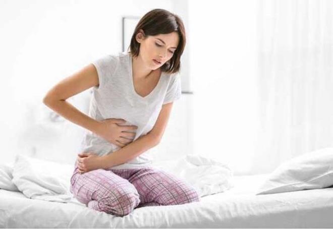 Karacier evresinde yer alan sindirim svlar nedeniyle kalp rahatszlklarna bal mide bulants, itahszlk gibi sorunlar grlebilir. Bu salk sorunlarn genellikle karn ars takip eder. Bu semptomlarn tmn ayn anda yayorsanz doktora gitmeniz tavsiye ediliyor.