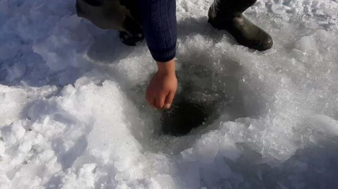 Bayburt'a 45 kilometre uzaklkta bulunan Baks kynde geimini balklk yaparak salayan vatandalar, sabah erken saatlerde dondurucu souklar nedeniyle yzeyi buz tutan oruh Nehri'nin kysna gidiyor.