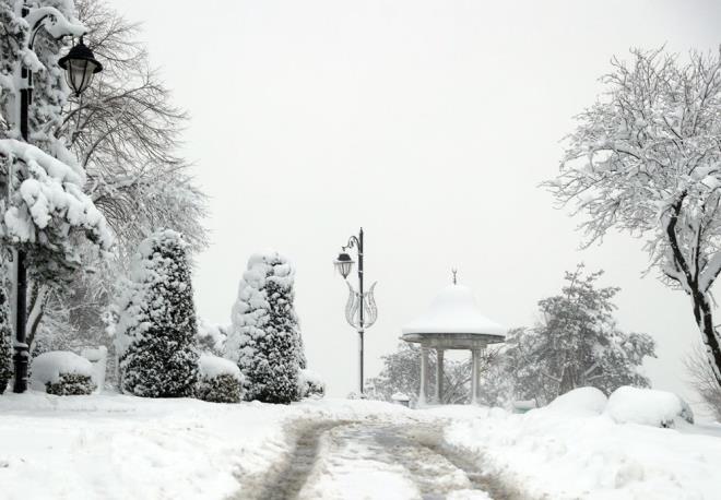 200'DEN FAZLA AA DEVRLD  AKOM'un aklamasnn devamnda unlar kaydedildi:    "Aralarnda, BB tfaiyesi, Yol Bakm, BB Trafik Mdrl, SK, Zabta. GDA, Beyaz Masa, Park Bahe'nin ve paydalarnda bulunduu toplam 27 birim AKOM'dan gelimeleri yakndan takip ediyor. AKOM'dan paylalan verilere gre u zamana kadar iddetli rzgar nedeniyle kent genelinde 218 aa ve direk devrilmesi, 7 at kmesi olaylar nedeniyle 106 ara hasar grd.  BB, kent hayatnn normal seyrinde devam etmesi iin tm nlemleri ald. BB, k artlaryla mcadele almalarnda bu yl 1.351 ara- i makinesi ve 7.031 personeli ile grev yapyor.