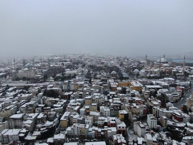 YAILAR HAFTA ORTASINA KADAR DEVAM EDECEK  AKOM'dan yaplan aklamada, "Souk ve kar yal havann ksa sreli molalarla hafta ortasna (aramba) kadar devam etmesi, ardndan Marmara blgesini terk etmesi bekleniyor. Perembe gn itibari ile scaklklarn mevsim normalleri civarna ykselecei n grlyor. stanbul'da hava scaklklarnn 18 ubat'a kadar mevsim normalleri civar ile 4-8 derecenin altnda seyredecek." denildi.
