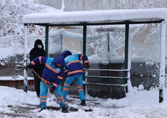 Hazr bekletilen, kar kreme ve tuzlama ekipleri, stanbul'da 4 bin 23 km'lik sorumlu yol anda, 434 mdahale noktasnda olumsuzluklara kar ve mdahale almalarn yrtyor. stanbul genelinde 60 noktada kurulan BEUS'tan (Buzlanma Erken Uyar Sistemi) gelen mesajlar dorultusunda ekipler almalarn yrtyor. Ekiplerin takibi ve ynlendirilmesi ara takip sistemi zerinden salanyor. Kritik noktalara kutu tuzlar brakld. Gelen veriler nda stgeitler, otobs duraklar, meydanlar, gibi kritik noktalarda da kar birikintilerine ve buzlanmalara ekipler tarafndan mdahale edilecek. BB Yol bakm ekibi u zamana kadar 5 bin 252 ton tuz, 7 ton da solsyon dkt."