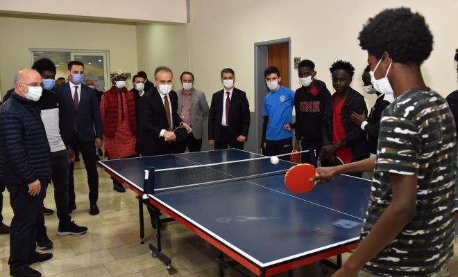 Bykehir Belediyespor Kulb olarak Bursa?nn 17 ilesini kapsayacak ekilde 21 farkl branta hizmet verdiklerini dile getiren Kulp Bakan Gkhan Diner de bu tr sosyal sorumluluk projelerine de byk nem verdiklerini kaydetti.  Uluslararas Murat Hdavendigar Anadolu mam Hatip Lisesi Mdr Mehmet Trkmen de yaplndan bugne okula her trl destei veren Bykehir Belediye Bakan Alinur Akta ve Osmangazi Belediye Bakan Mustafa Dndar?a teekkr etti.  Eitim iin Fildii Sahili?nden gelen Seyidu Diakite, Etiyopya?dan gelen Muhammet Adem ve ran?dan gelen Mahmut Haczade?de spor kamp sayesinde keyifli bir smestr geirdiklerini belirterek, etkinlii dzenleyen Bykehir Belediyesi?ne teekkr etti.  Konumalarn ardndan spor kampn baaryla tamamlayan rencilere sertifikalar verildi.