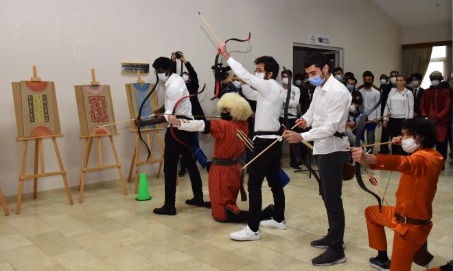 AK Parti l Bakan Davut Grkan da eitimlerini Trkiye?de alp, lkelerine dndkten sonra nemli mevkilerde grev alan rencileri grdke ok mutlu olduklarn syledi.