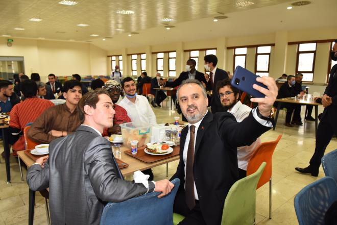 Pandemi nedeniyle herkesin kabuuna ekildii bir dnemde, misafir rencilerin de 1,5 yldr aile zlemi iinde kaldn hatrlatan Osmangazi Belediye Bakan Mustafa Dndar da ?Ancak belki de siz biraz daha anslsnz. Buradaki renciler uzaktan eitimle derslerini evlerinden alrken, sizler eitime okunuzda devam ediyorsunuz. Sizler iin dzenlenen bu tr etkinlikler de iin gzel taraf. Allah hepinizi muvaffak etsin? diyerek rencilere moral verdi.