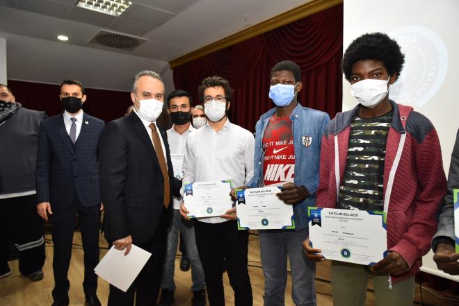 Sertifikalarn aldlar  <br>  Bursa Bykehir Belediyespor Kulb?nn deneyimli hocalar eliinde sporla i ie bir smestr tatili geiren renciler, dzenlenen trenle sertifikalarna da kavutu. Okulun konferans salonunda dzenlenen sertifika trenine Bursa Bykehir Belediye Bakan Alinur Akta, Osmangazi Belediye Bakan Mustafa Dndar, AK Parti l Bakan Davut Grkan ve Bykehir Belediyespor Kulb Bakan Gkhan Diner de katld. le yemeini rencilerle birlikte yiyen Bakan Akta ve protokol yeleri daha sonra masa tenisi, bocce ve okuluk gsteri ma yapan rencileri izledi. Dnyann farkl kelerindeki Mslman rencileri ayn at altnda buluturan Uluslararas Murat Hdavendigar Anadolu mam Hatip Lisesi?ni Bursa?ya kazandran Osmangazi Belediye Bakan Mustafa Dndar ve emei geenlere teekkr ederek sze balayan Bursa Bykehir Belediye Bakan Alinur Akta, ?Pandemi nedeniyle uzun sredir ailelerinizi gremiyorsun. Ancak bu sreci iyi geirmeniz iin farkl etkinlikler dzenledik. Sizler eitim iin Trkiye?ye geldiniz, Osmanl?nn kuruluuna tanklk etmi Bursa?y grdnz. Eitiminiz bittiinde burada grdklerini lkenizde anlatacaksnz. Bu nedenle sizler bizim gnll turizm elilerimizsiniz. Hepinize baarlar diliyorum? diye konutu.
