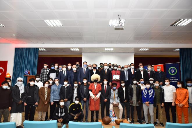 Bursa?da 2016 ylnda eitim vermeye balayan Uluslararas Murat Hdavendigar Anadolu mam Hatip Lisesi?nin 72 farkl lkeden gelen yaklak 140 rencisi, dnyay etkisi altna alan korona virs salgn nedeniyle lkelerine gidemedikleri iin yaz tatilini okulda geirmek zorunda kald. Trkiye?deki btn renciler, pandemi nedeniyle uzaktan eitimle derslerine devam ederken, okuldan ayrlamadklar iin yz yze eitime devam eden yabanc rencilere smestr tatilinde Bykehir Belediyesi?nden srpriz geldi. Pandeminin etkilerini srdrmesi yznden smestr tatilini de okullarnda geirmek zorunda kalan misafir renciler iin Bykehir Belediyespor Kulb tarafndn 3 haftalk spor kamp dzenlendi. Okul iinde dzenlenen kamplarda renciler bocce, masa tenisi ve okuluk branlarnda temel eitim alrken, bir nebze de olsa ailelerinden uzakta olmann hznn bir yana brakp, keyifli vakit geirme imkan buldu.