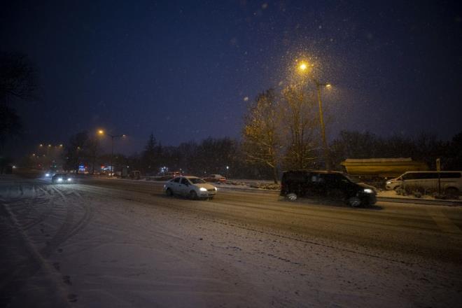 Ankara Bykehir Belediyesi ve ile belediye ekipleri, yollarda herhangi bir olumsuzluk yaanmamas iin tuzlama ve kar kreme almalar yapyor.