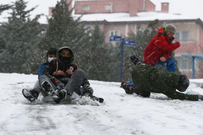 Kar yan frsat bilen ocuklar, poetlerle kayarak doyasya elendi. Kar topu oynayan ocuklarn mutluluu renkli grntler oluturdu.Sokaa kma kstlamasnn balad saatlerde ise sokakta kartopu oynamaya devam eden ocuklar, grevli ekiplerce uyarld.