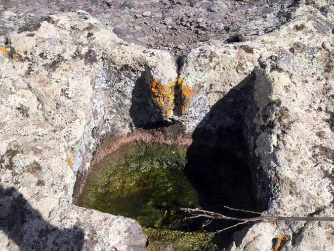 Yalkavak Mahallesi Muhtar Ali nar, dn gelen bir ihbar zerine gittii Sandma Da'ndaki 4 bin yllk mezarlarn tahrip edildiini belirledi.