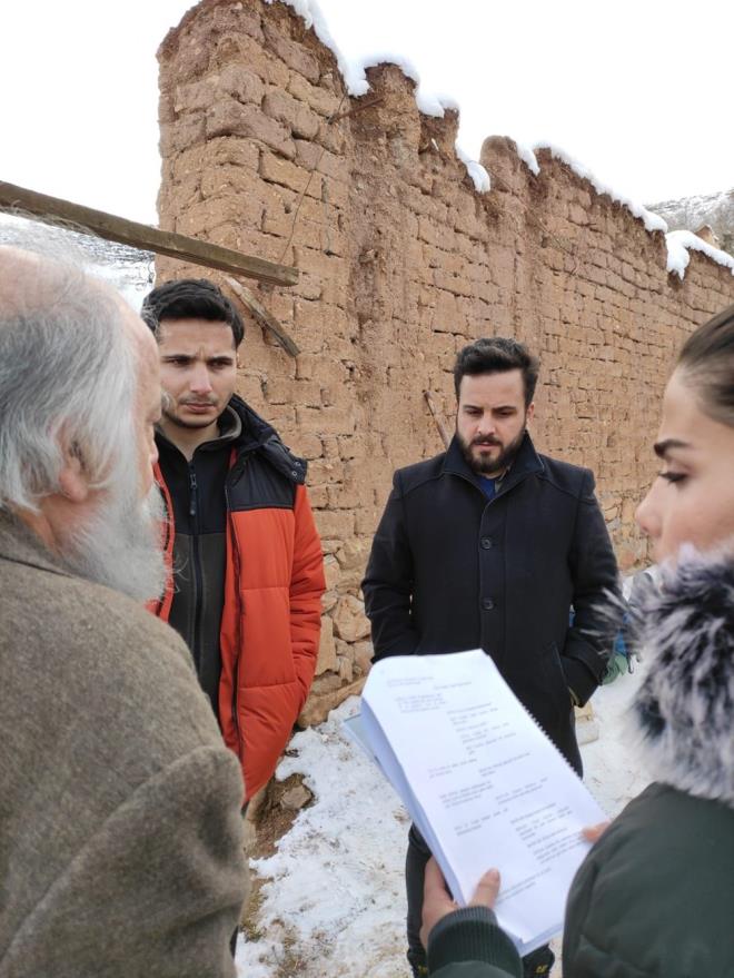 Ynetmeninin nasl oynamas hakknda konutuu Toygun Ate'in rolnn ekilmesinin ardndan kamera arkasnda oyuncularla muhabbet ettii grlyor.
