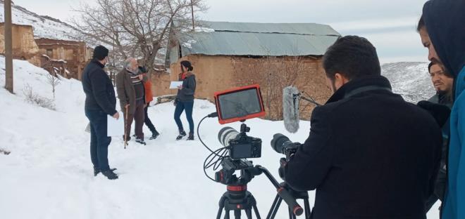 ok sayda tiyatro oyununda oynayan Ate, sinema oyunculuuna 1976?da ?Malup Edilemeyenler? filminde balad.