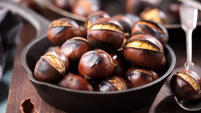 - Kestanenin ieriinde bulunan potasyumun kas yorgunluunu gidererek vcuda zindelik verir. Kestane stresin zararl etkilerini azaltyor. Kestanede gluten bulunmadndan lyak hastalar, gluten intolerans olanlar ve alerjisi olanlar da rahatlkla tketebilir.