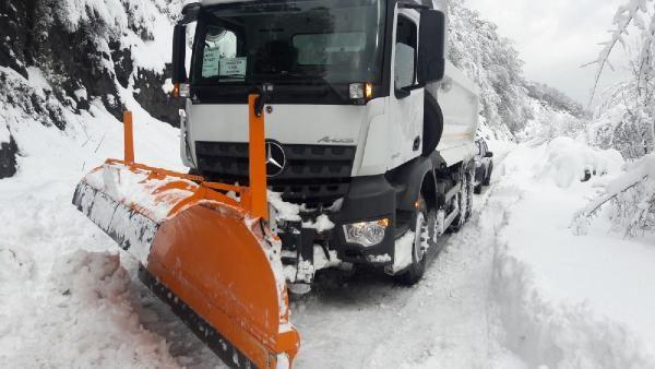 Meteoroloji Mhendisleri Odas Bilim Kurulu Bakan Prof. Dr. Orhan en, stanbul'da etkili olmaya devam eden kar yana ilikin deerlendirmede bulunurken ve son hava durumu tahminlerini aklad. en,?Kar ya aramba gn akam bitecek. Perembe ve cuma gnleri kar olmayacak. Pazar gnk kar ya ile pazartesi biraz farkl. Scaklk dmedi pazar gn, beklediimiz de bu ekildeydi." dedi. en "Sosyal medyada -20 derece, 1,5 metre kar gibi asparagas haberlere mdahale etmeye altk ama bir trl mdahale edemedik. yle bir ey zaten yoktu. Scaklk 0 dereceye bile dmedi, gece biraz dt." diye konutu.