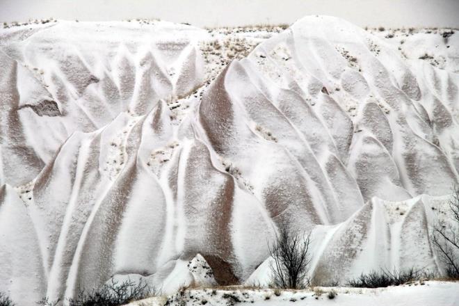 Nevehir?in merkez ileye bal Uhisar ve Greme beldelerinde bulunan peribacalar kar ya ile birlikte tablo gibi grntler verdi.