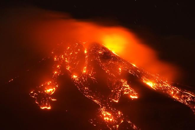 Etna'daki patlamalar neticesinde oluan youn duman ve kl bulutlar, hava trafiinin de aksamasna yol at. Katanya'nn Fontanarossa havaalannda acil durum ilan edilerek tm uular durduruldu.