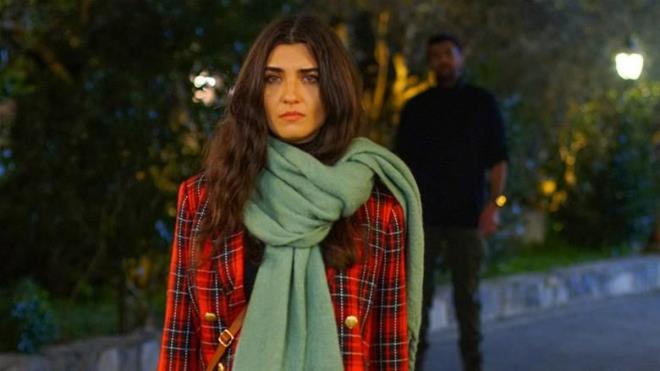 lk sezonuyla byk ses getiren Sefirin Kz, ikinci sezonda adeta yaprak dkm yaad. Diziden Urak Kayglarolu, Zerrin Smer, Neslihan Atagl gibi ana karakterlerin ayrlmas reytinglerde sevilen diziyi hsrana uratt. Dn akamki blmde Sefirin Kz ilk 10'a girmeyi baaramad.