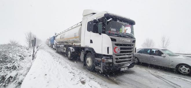 Ancak Bursa'nn Karacabey ilesi yaknlarnda 4 aracn kart  kaza ve youn kar yayla nedeniyle yeniden 10 kilometrelik ara kuyruu olutu.