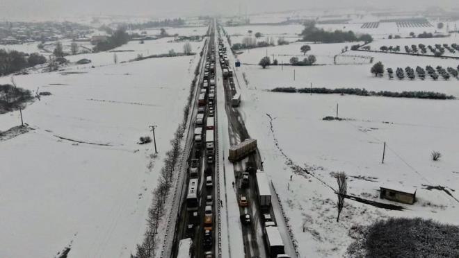 Trafiin durma noktasna geldi Bursa-zmir Karayolu'nda yaklak 15 kilometrelik ara kuyruu olutu.