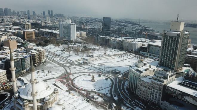 Birok vatanda kar nedeniyle zel aralar yerine toplu tama aralarna ynelince duraklarda younluk yaand.