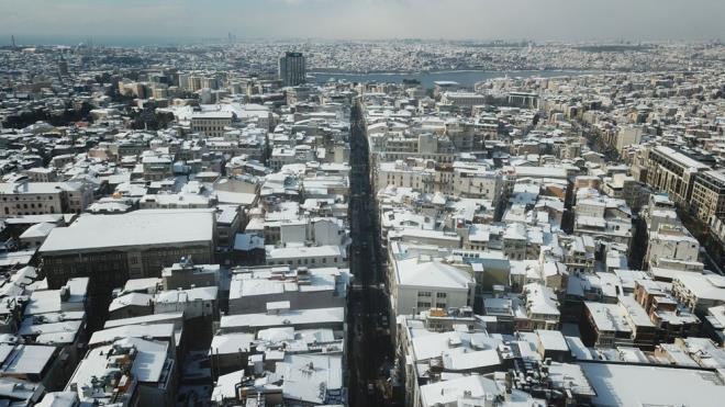 Aniden bastran kar nedeniyle ok sayda ara yolda kald.