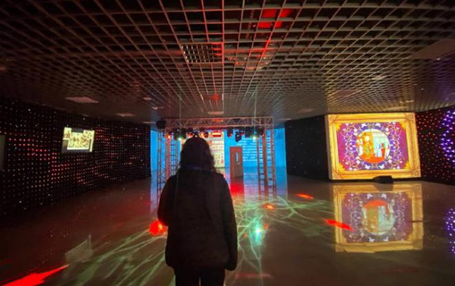 Hologram ve zel projeksiyon teknolojisiyle gerekletirilen "360 Kltr Sanat" projesi kapsamnda hazrlanan sergi, Marmaray Yenikap stasyonu'nda sanatseverlerle bulutu.