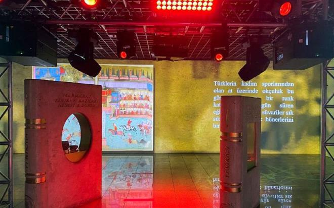 Dijital sergide, Trk minyatr sanatnn en nemli temsilcilerinden Nakka Osman'n eitli eserlerinden 15 minyatr, "Surname-i Hmayun"daki 32 minyatr ve Surname'nin hikayesini anlatan  boyutlu hologram film gsterimi yer alyor.