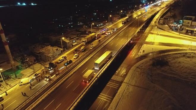 Bu srada arkasndan seyir halinde bulunan bir baka TIR, 4 kamyonet, 1 minibs ve 8 otomobil de buzlanma sonucu birbirine arparak durabildi.