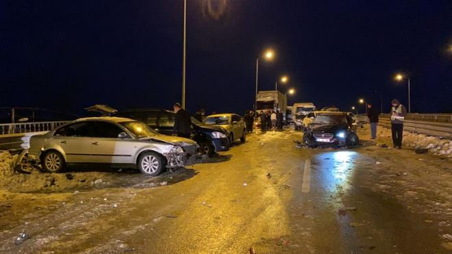 Kaza sonras polis ekipleri viyadn zerini trafie kapatarak alt yoldan ulama izin verdi. Kazaya karan aralarn kaldrlmas iin alma balatld.