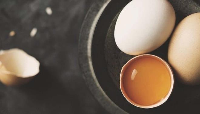 Daha nemlisi dk kolesteroll bir diyet ile beslenen Japonlarn, Hawai ve San Francisco'ya g etmelerinden sonra deien beslenme alkanlklarna bal olarak hem kan kolesterol dzeylerinin ykseldiini hem de kalp hastalklarnn grlme sklnn arttn gsteriyor.