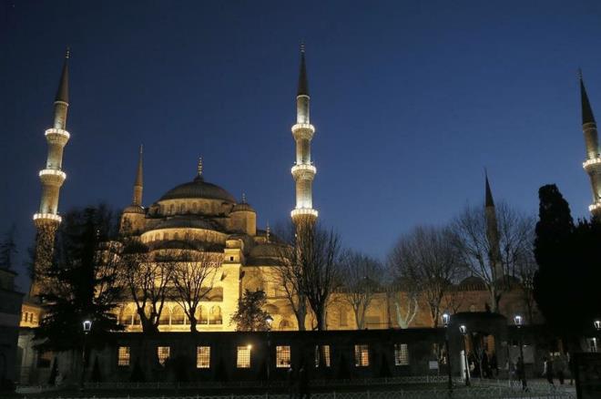 Regaip Kandili namaz ka rekat saat kata nasl klnr: Regaip Kandili gecesinde tespih ve hacet namaz klabileceiniz gibi kaza namaz da klabilirsiniz. Regaip namaz akamla yats arasnda klnr. Yani saat 20.00 ile 21.15 arasnda regaip kandili namazn klabilirsiniz. Regaip Kandili'nde hacet namaz 12 rekat olarak klabilirsiniz. Regaip Kandili Hacet namazn Kadir Suresi ile olduu gibi Ayetel Krsi ile de klabilirsiniz.