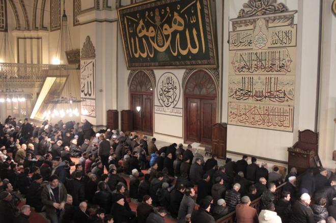 Kur'an okumak: Allah dostlar Regaip gecesinde oka Kur'n- Kerm okunmasn tavsiye buyurmulardr.  <br>  bni Mes?d radyallahu anh?den rivayet edildiine gre, Reslullah sallallahu aleyhi ve sellem yle buyurdu:  <br>  ?Kim Kur?n- Kerm?den bir harf okursa, onun iin bir iyilik sevab vardr. Her bir iyiliin karl da on sevaptr. Ben, elif lm mm bir harftir demiyorum; bilkis elif bir harftir, lm bir harftir, mm de bir harftir.? (Tirmiz, Fezil?l-Kur?n 16)  <br>  bni Abbs radyallahu anhm?dan rivayet edildiine gre, Reslullah sallallahu aleyhi ve sellem yle buyurdu:  <br>  ?Kalbinde Kur?an?dan bir miktar bulunmayan kimse harap ev gibidir.? (Tirmiz, Fazil?l-Kur?n 18)