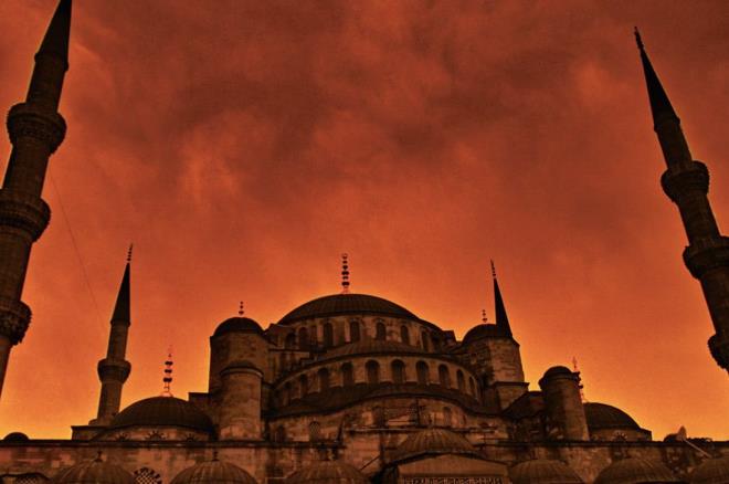 Regaip Kandili namaz nasl niyet edilir : Regaip kandilinde klnan Hacet Namaz, iki, drt ya da on iki rekat eklinde klnabilir. Kandil namazna ise yle niyet edilir; Y Rabb, niyet eyledim rz-i erfin iin tesbih namazna. Y Rabb, bu gece terifleriyle lemleri nra garkettiin sevgili habbin, baimzn tc Resl-i Zn Efendimiz Sallallahu Aleyhi Wesellem'in hrmetine ve bu geceki esrrn hrmetine ben ciz kulunu da afv- ilhne, feyz-i ilhne mazhar eyle. Allh Ekber?.