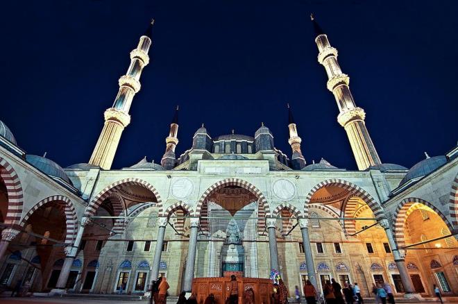 Salavat getirmek:   Reslullah -sallllhu aleyhi ve sellem- Efendimize salavat getirmeyi Allah Tela emretmitir. Ayrca hadis-i eriflerde salavat getirenin btn skntlarnn gideririlecei bildirilmitir.