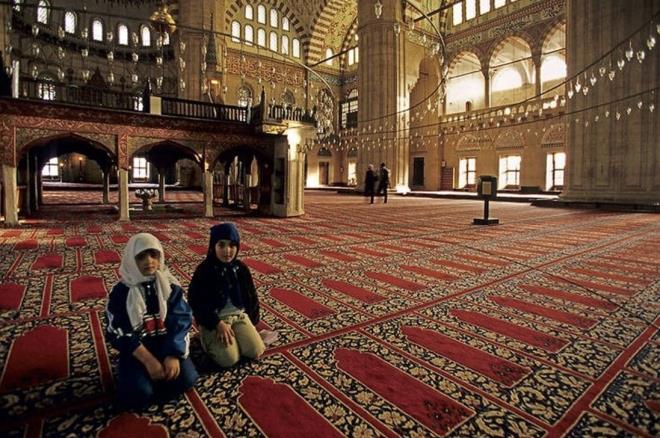 Regaip Kandili zikirleri hangi tesbihler ekilir : Regaib Kandili gecesinin ihys, yats namazyla sabah namazn camide cemaatle klmakla olur. nsan sabahlara kadar, akamlara kadar ibadet etmi gibi sevab kazanr. Bir baka ihy ekli zikirdir. Regaib Kandilinde "L ile illallah", "Allahmme salli al seyyidin muhammedin ve al li seyyidin muhammed", "Estafirullah", "Sbhnallah", "Elhamdlillh", "Allahu ekber", "L havle ve l kuvvete ill billhil aliyyil azm", "Allah" zikirlerini ekmek byk sevaptr.