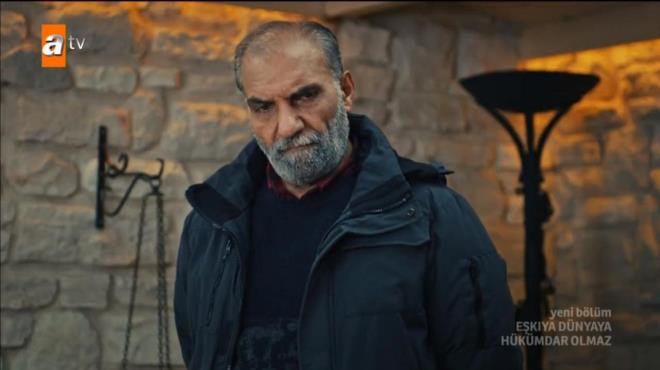 Akay, ?En son ?Ekya Dnyaya Hkmdar Olmaz? dizisinde ?Musa? karakteri ile karmza kan Yeilam?n emektar oyuncularndan Yaar Kutbay?la grtm. Kutbay maalesef kanserle savayor. tiroid kanserine yakalanan usta oyuncumuz, kemoterapi tedavisi gryor" dedi.