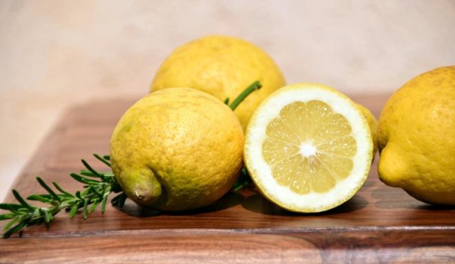 LMONUN FAYDALARI NELERDR?  <br>    Limonun faydalar olarak aklmza ilk olarak souk algnl, grip, nezle gibi hastalklara iyi gelmesi gelir. Bunlarn dnda limonun birok faydas vardr. Ve bu faydalarn okuyunca limonun hayatnzdaki nemi daha ok artacaktr. Baklk sistemini glendiren limon, kabzl giderir, karacieri temizler, tansiyonu dengeler, sa bakm yapar, romatizmaya iyi gelir, toksin atm salar, kalbi ve damar korur, stresi azaltr, trnaklar glendirir, gzleri glendirir, az ve di bakm yapar, kansere kar koruma salar, kantya iyi gelir, susuzluk ve ishale iyi gelir, kemik erimesini nler ve cildi besler.