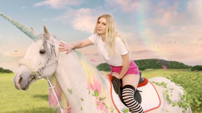 17 yandaki bir yldzn ykseli hikayesi.  Hayattaki en byk tutkusu ark sylemek olan gen bir kz, sahnede olmaktan ok korksa da hayallerini peinden komaktan vazgemez.